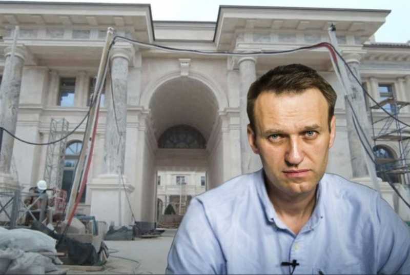 Алексей навальный — управляющие дворца путина получают госдолжности, дома, гражданство и банки