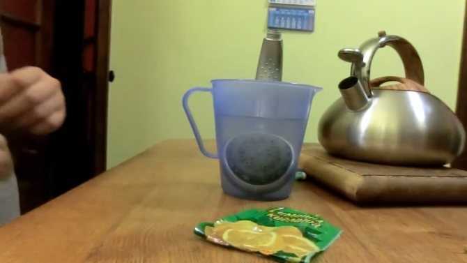 Как удалить накипь в кофемашине в домашних условиях, можно ли чистить лимонной кислотой, какие средства использовать?