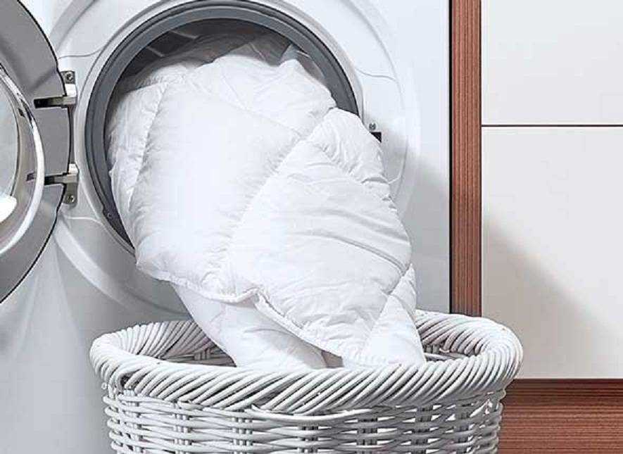 Как постирать одеяло из овечьей шерсти: можно ли в стиральной машине, правила стирки руками, как почистить сухим способом?