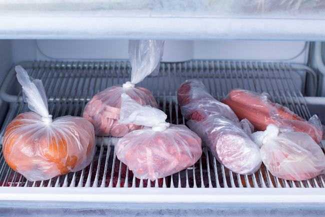Вареная и сыровяленая колбаса имеют срок хранения значительно ниже (7-15 дней в холодильнике), чем сырокопченая (40-50 дней).