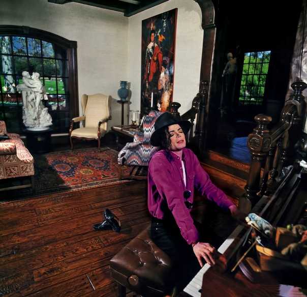 Где жил Майкл Джексон: фото. Король поп-музыки Майкл Джексон прославился не только своим творчеством, но и сказочным замком «Неверленд», в котором он жил в Санта-Барбаре.