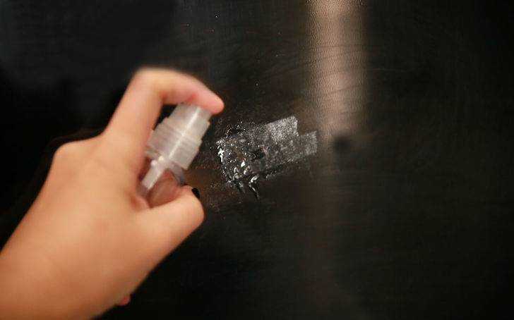 Как аккуратно и эффективно убрать скотч с пластиковых окон и не повредить покрытие?