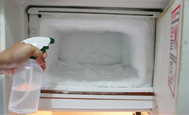 Как правильно и быстро разморозить холодильник в 3 шага