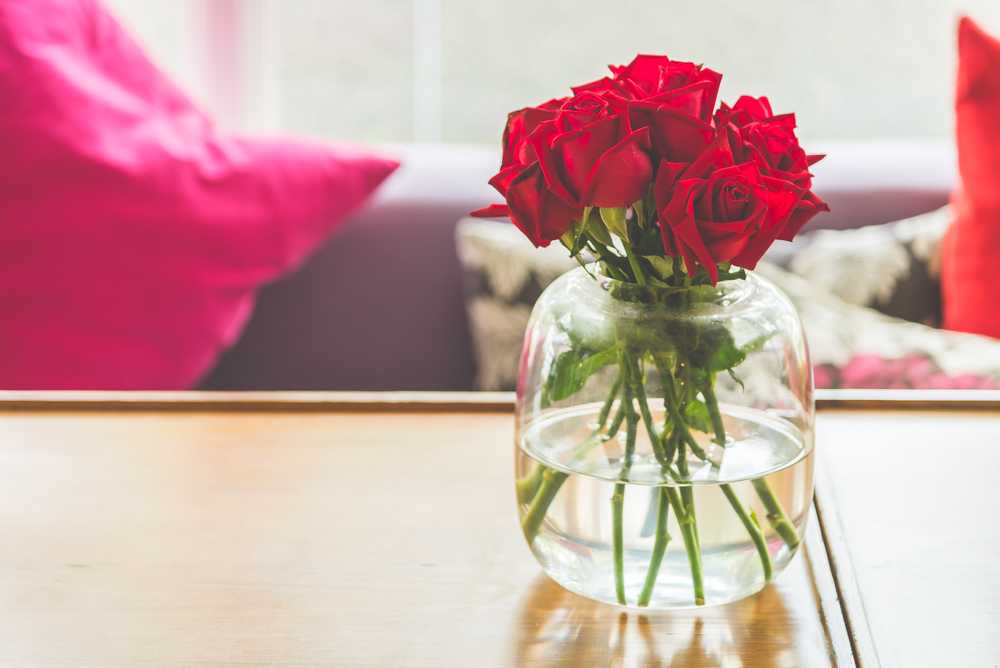Как сохранить долго розы в вазе свежими. Аспирин в вазу с цветами. Чтобы розы долго стояли в вазе. Средство для того чтобы цветы дольше стояли в вазе. Как дольше сохранить букет цветов.