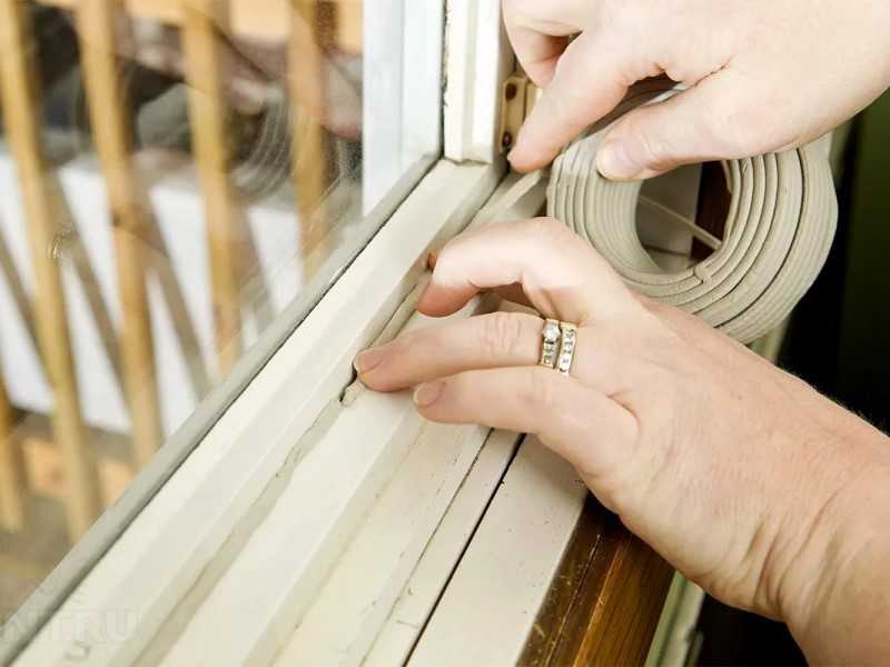Чтобы утеплить пластиковые окна, можно воспользоваться самоклеящимся строительным скотчем, строительной ватой, герметиком. Для утепления деревянных окон есть еще способы.