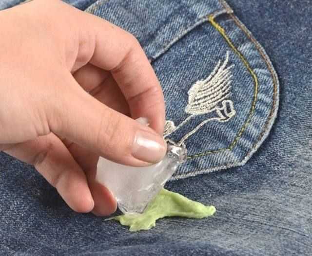 Эффективные способы, как и чем можно быстро убрать жвачку с джинсов в домашних условиях