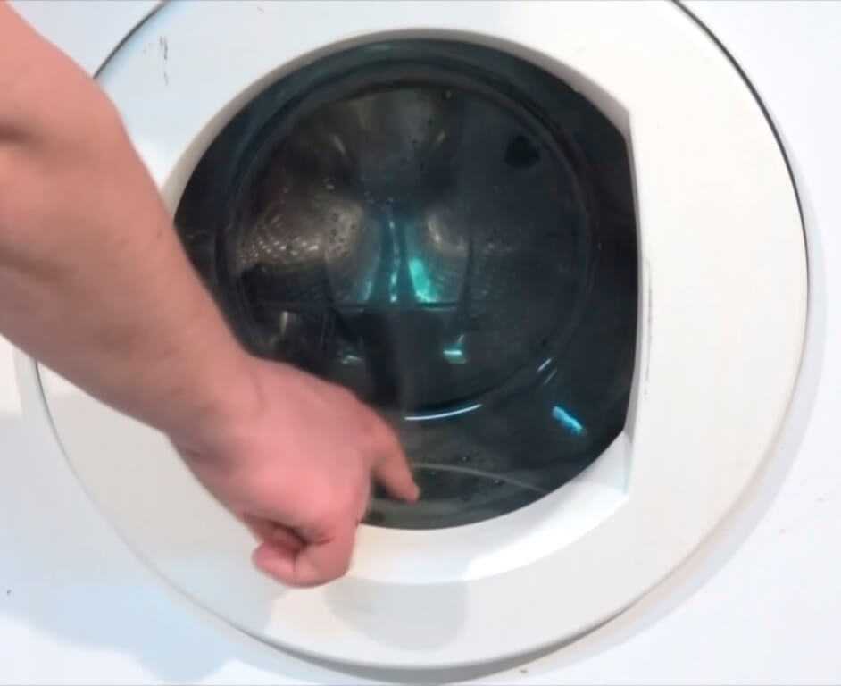 Если в стиральную машину не поступает вода, причин неисправности может быть несколько. Например, у вас плохой напор воды в квартире, или закрыт отсекающий вентиль.
