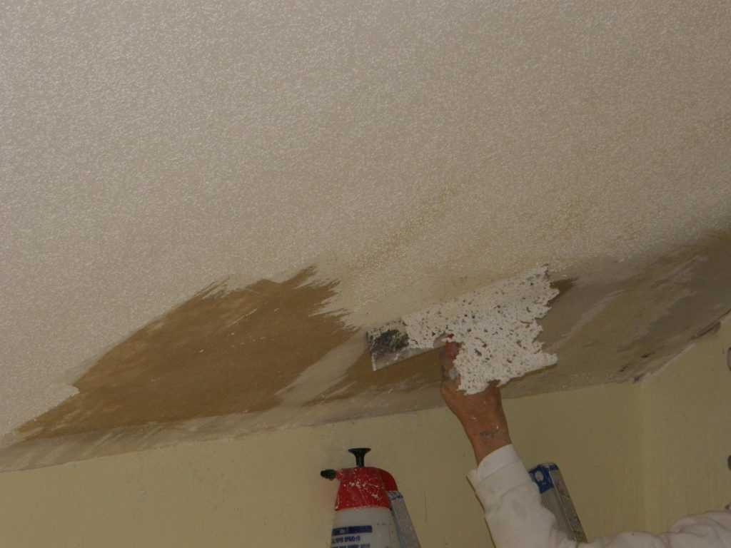 Как удалить старую побелку с потолка - различные способы.