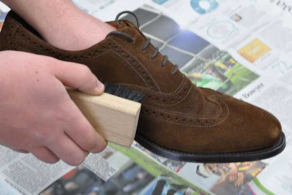 Как почистить светлую замшевую обувь: 10 советов