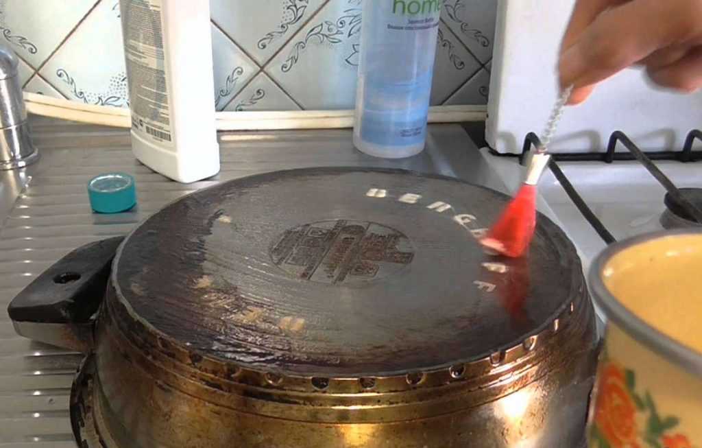 Как отмыть пригоревшую кастрюлю из нержавейки, алюминия и эмалированную народными средствами