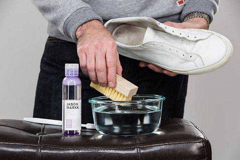 Как почистить белые кроссовки? как отмыть подошву, как и чем отстирать кеды, как отчистить обувь из ткани