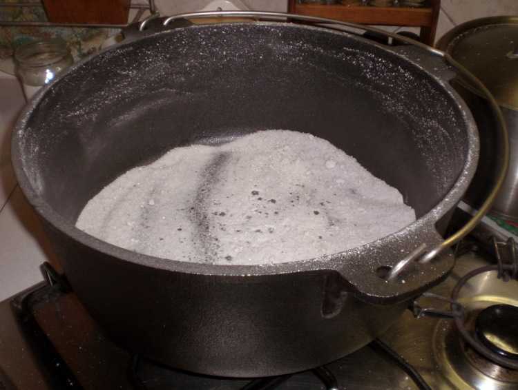 Как прокалить чугунную сковороду перед первым применением солью