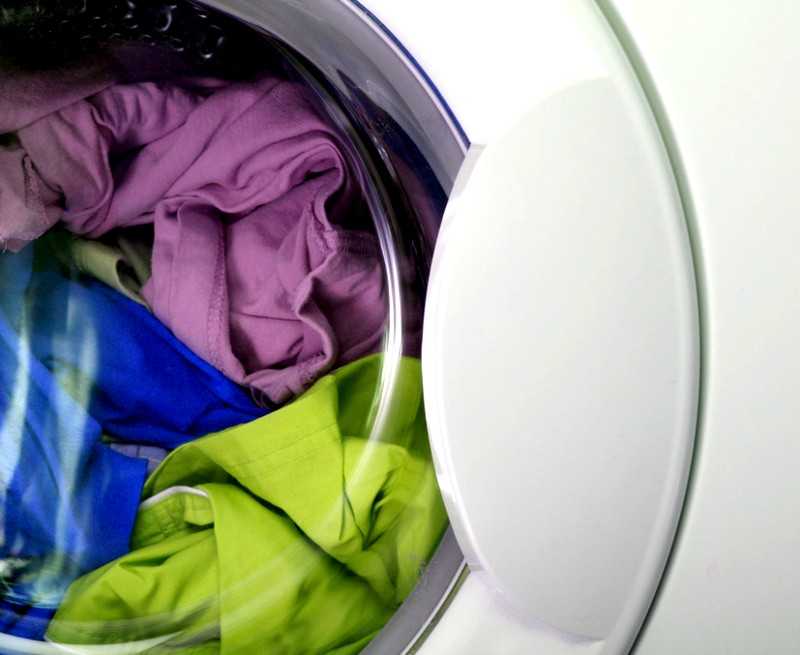 5 способов убрать неприятный запах из одежды секонд-хенд