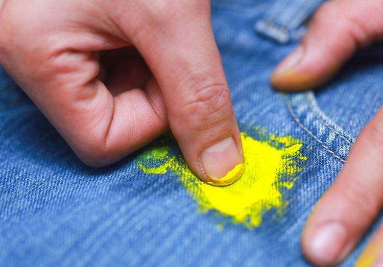 Как убрать краску со штанов в домашних условиях: как можно вывести пятно с белых и черных брюк, как очистить свежие и удалить засохшие загрязнения?