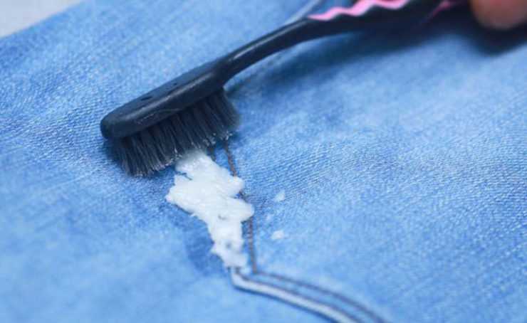 Как отстирать тональный крем с одежды? чем вывести пятна с белой ткани, как оттереть косметику