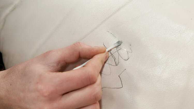 Как оттереть ручку с кожзама белого цвета, кожи или дермантина на диване, стуле или куртке
