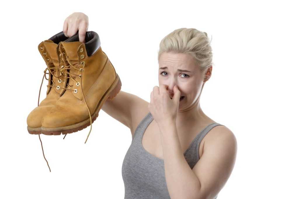 Как избавиться от запаха новой обуви?