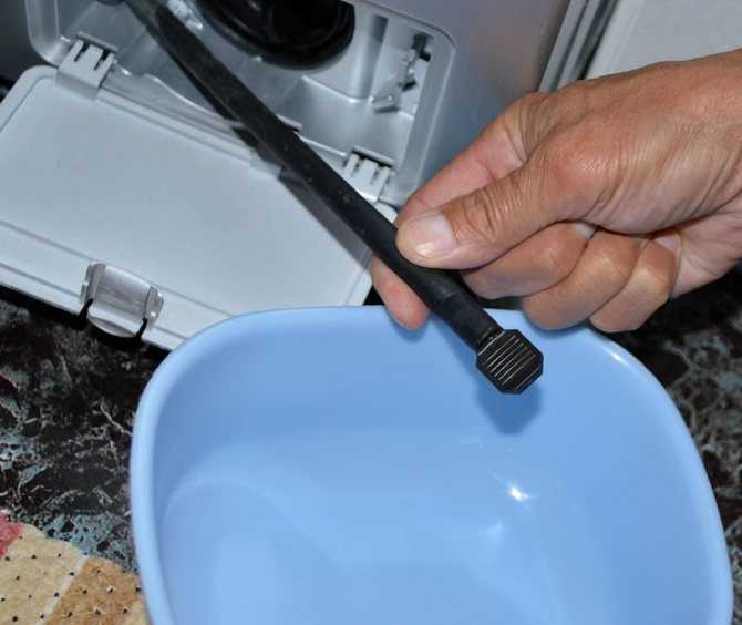 Если вода медленно, но сливается, то почистить сливной шланг можно обычной содой. Насыпать в барабан или в лоток 3-4 ст. л. и поставить режим "Хлопок".