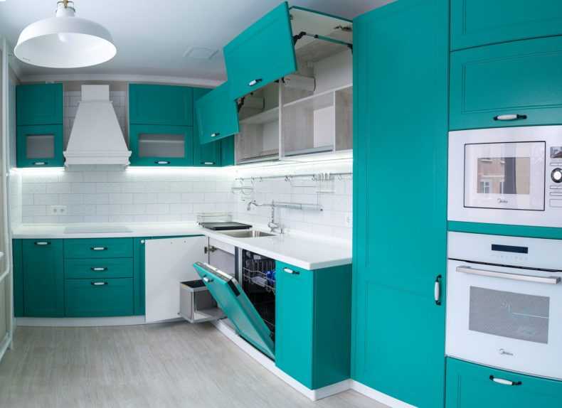 Бирюзовая кухня в интерьере с белым, серым, цвета морской волны, кухонный гарнитур с бирюзовым фартуком
 - 29 фото