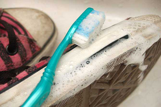Как отстирать белые кеды из ткани (тряпочные) от грязи и пятен, как почистить подошву без стирки: советы и рекомендации