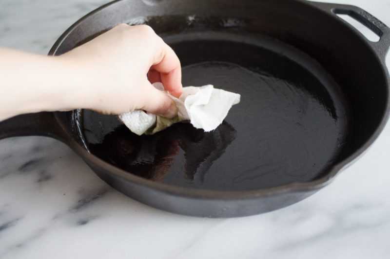 Можно ли мыть горячую сковороду сразу после приготовления пищи. как правильно мыть