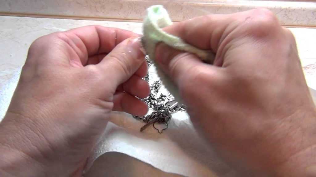 Как почистить серебряную цепочку в домашних условиях от черноты быстро и эффективно