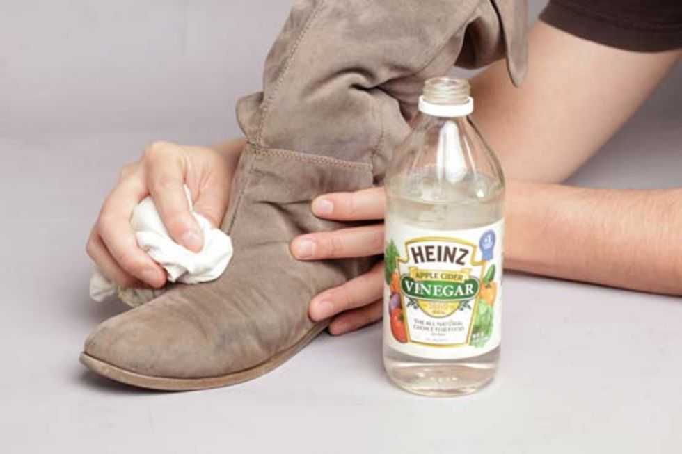 Как удалить следы соли с замшевой обуви