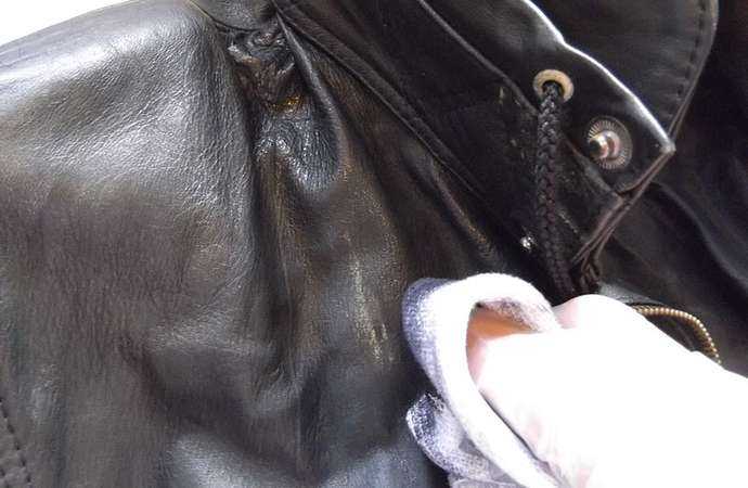 Как почистить кожаную куртку в домашних условиях от грязи и запаха