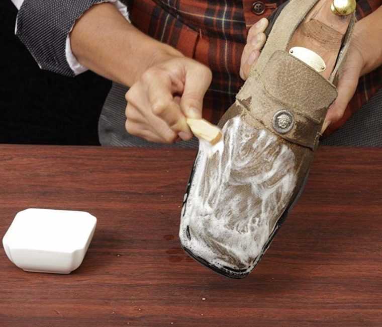 Как подручными средствами полностью убрать соль с замшевой обуви