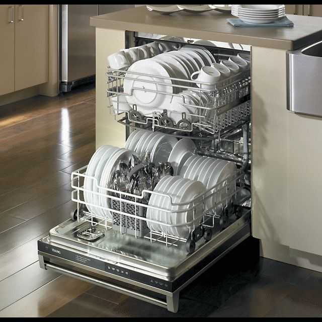 В посудомоечные машины на нижнюю полку загружается габаритная посуда, а на верхнюю - кружки, тарелки, бокалы. При загрузке следите чтобы посуда не мешала движению лопасти.