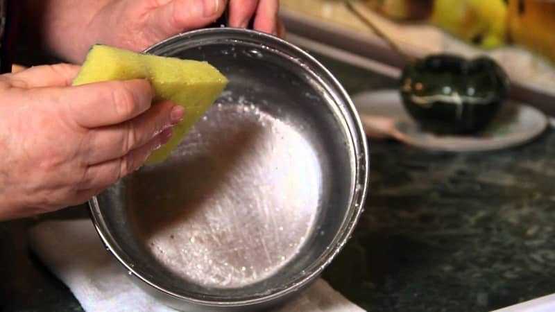 На дне эмалированной кастрюли налет: как очистить посуду