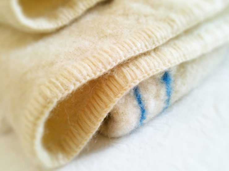 Как правильно постирать ватное, шерстяное, пуховое, синтепоновое, бамбуковое, одеяло в стиральной машине? на каком режиме постирать одеяло? можно ли и как стирать одеяло из верблюжьей, овечьей шерсти?