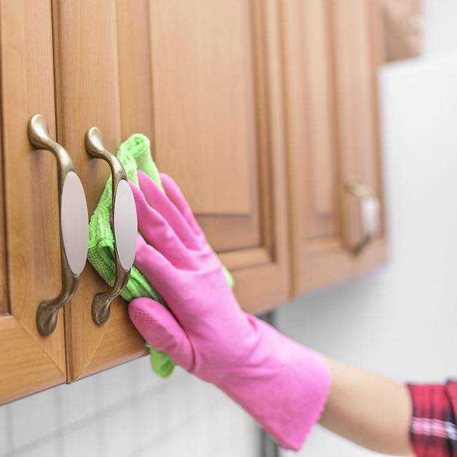 Отмыть мебель на кухне можно не только бытовой химией. Не отчаивайтесь, если ее нет под рукой. Отмыть жир с кухонной мебели можно с помощью яблочного уксуса, соды, лимонной кислоты.