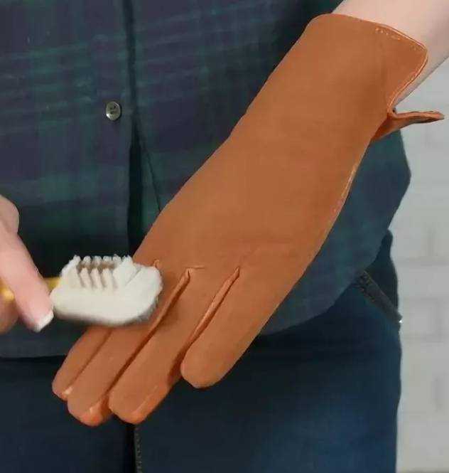 Почистить кожаные перчатки темных тонов можно нашатырным спиртом, бензином, скипидаром. Белые перчатки очистить можно яичным белком, хлебным мякишем.
