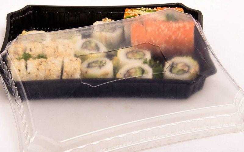 Суши и роллы рекомендуется хранить в холодильнике не более суток. Не оставляйте суши в контейнерах, заверните из в пищевую пленку, чтобы рис не обветрился.