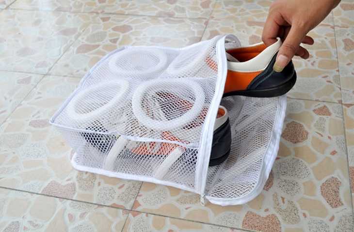 Мешки для стирки обуви в стиральной машине: для чего нужен такой чехол, как им пользоваться, чем заменить пакет и как сделать своими руками?