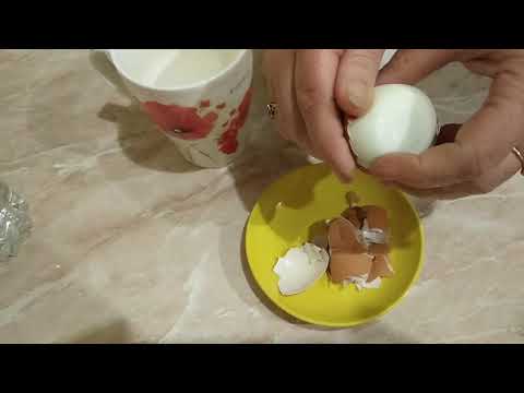 Чтобы яйцо легко чистилось, его нужно при варке закладывать в холодную воду, а после варки быстро охладить. Если перед варкой сделать в яйце прокол иглой - яйцо очистится на ура.