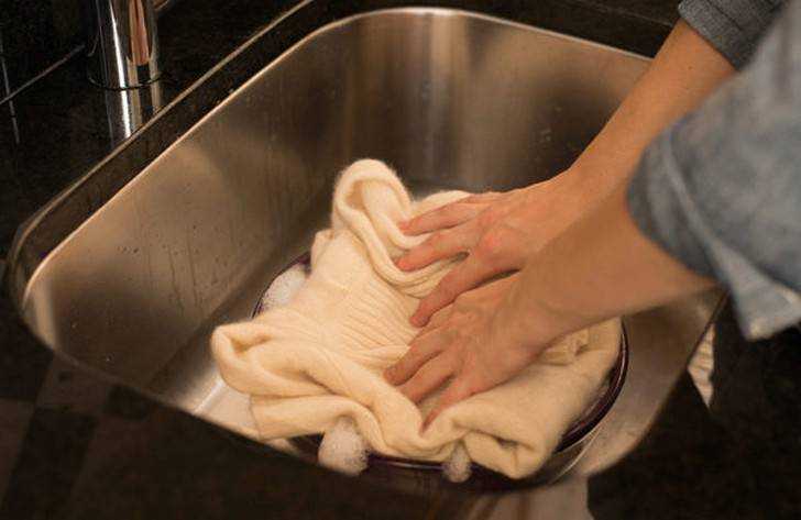 Как стирать шерсть вручную и на машинке: правила, как сушить, что делать если вещь села