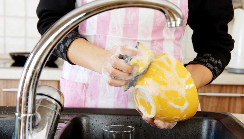 Чем мыть стеклянную посуду в домашних условиях, чтобы блестела, как очистить от желтизны, какие народные средства и специальные препараты использовать?