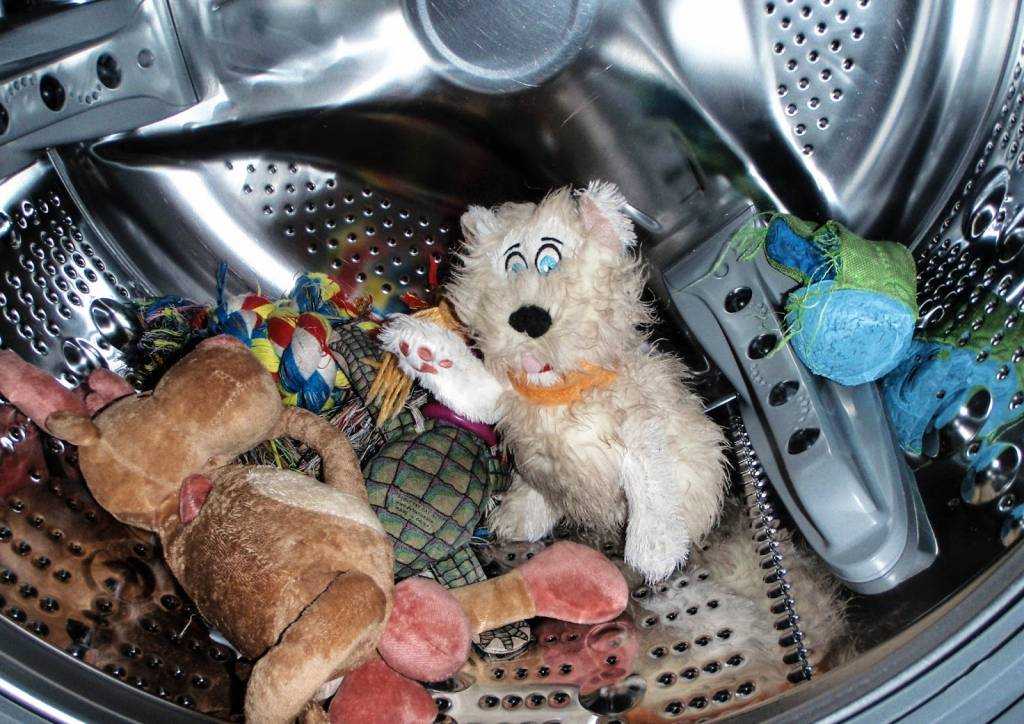 Вручную нужно стирать игрушки, на которых имеются приклеенные или пришитые детали (например, пуговицы). В стиральной машине нужно выбрать деликатный режим стирки.
