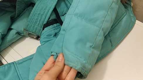 Чтобы устранить засаленные места на куртке, можно воспользоваться самодельной смесью из крахмала и соли. Полученный состав нанести на пятно, после высыхания протереть влажной тряпкой.