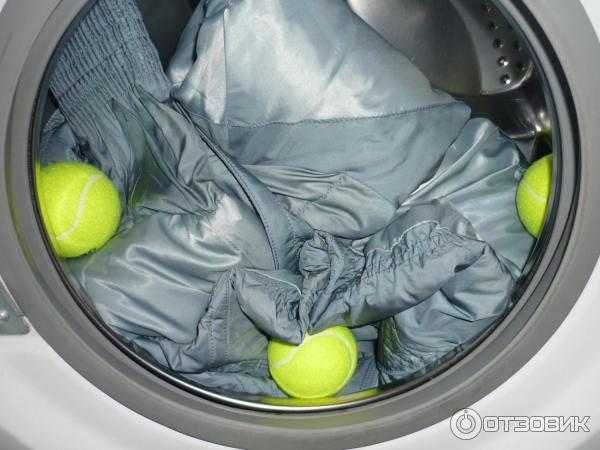 Как правильно стирать пуховик в стиральной машине, чтобы пух не сбивался?