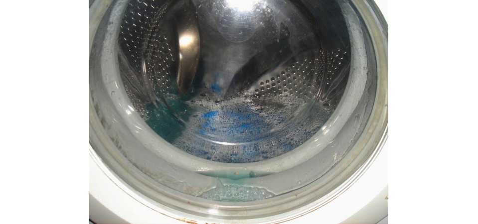 Чаще всего стиральная машина не сливает воду или сливает ее очень медленно при засорении сливного фильтра. Еще одна распространенная причина поломки - сломан сливной насос.