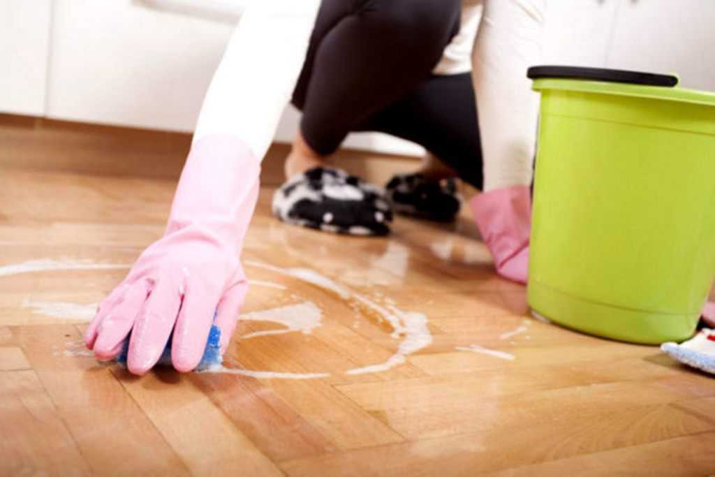 Запах после ремонта в квартире можно убрать влажной уборкой с добавлением в воду горчицы. Убрать запах краски после ремонта можно проветриванием и выкуриванием.