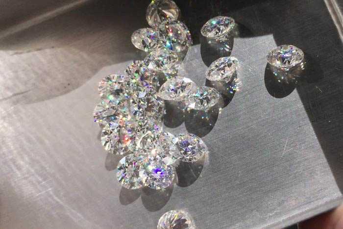 Как проверить подлинность бриллианта в магазине и в домашних условиях?