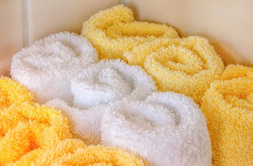 Как стирать полотенце, чтобы оно было мягким и оставалось пушистым, как правильно в стиральной машине и вручную, почему махровые изделия бывают жесткие, что сделать?