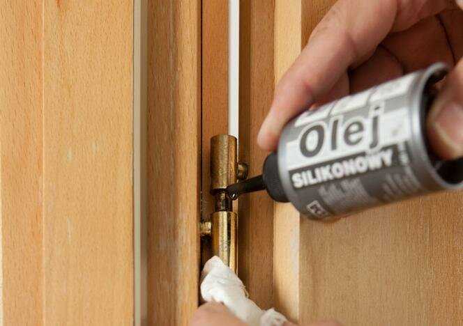Как смазать двери чтобы не скрипели подручными средствами
