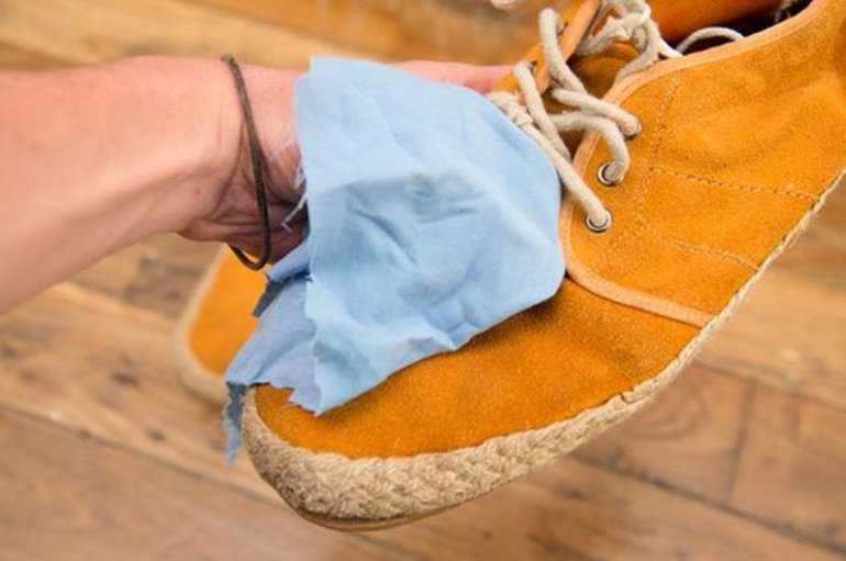 Убрать уличную соль на замшевой обуви можно с помощью уксуса и нашатырного спирта