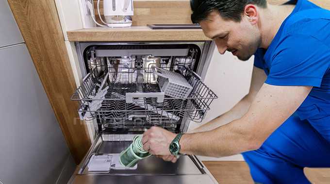 Посудомоечная машина может перестать греть воду из-за засорения фильтра или поломки ТЭНа. Если машина плохо моет посуду - нужно проверить и очистить слив, разбрызгиватели.