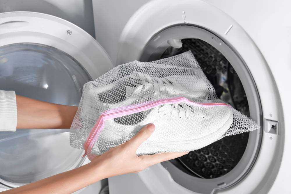 Как правильно стирать белый пуховик в домашних условиях